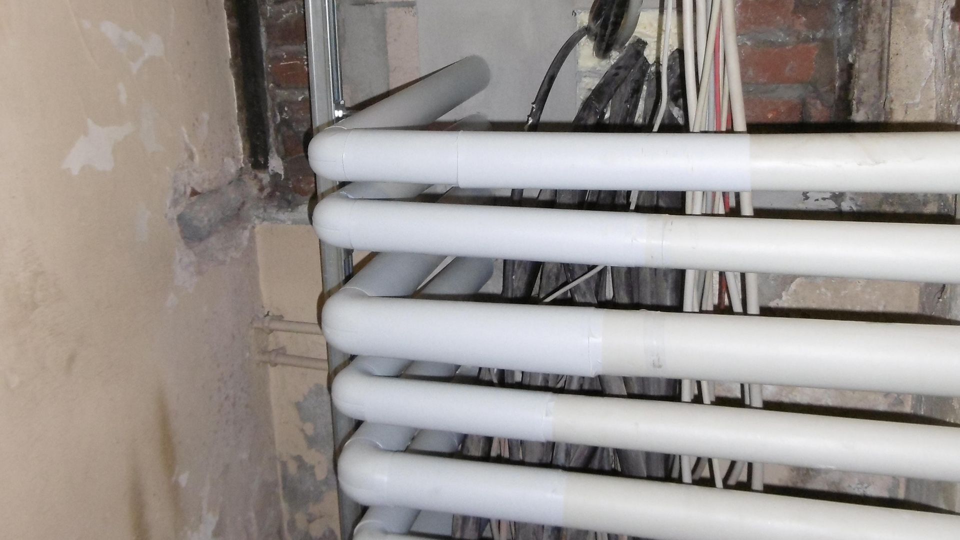 Rohrabschottung der Heizungsleitungen und daneben die Kabelabschottung mit Brandschutzkabelboxen
