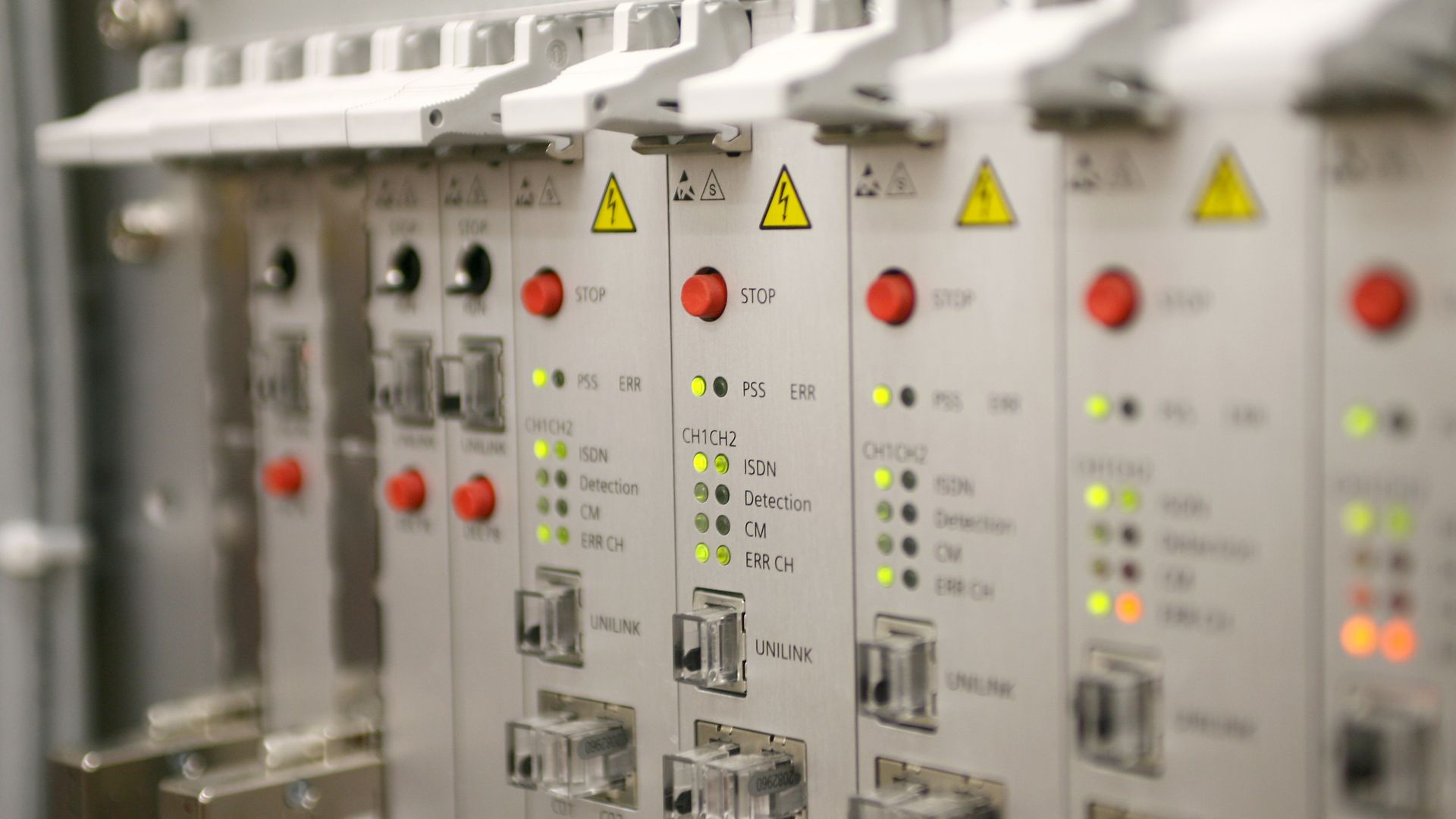 Ansicht auf modernes Stellwerk mit Schaltflächen im eingebauten Zustand.