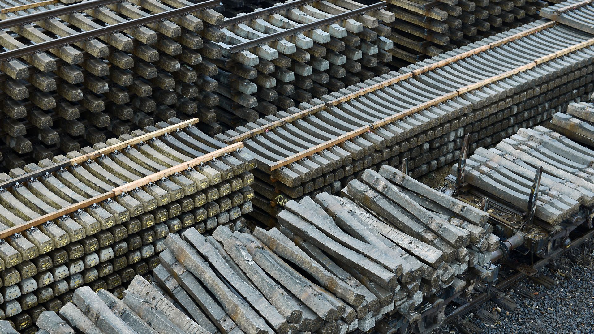 Aufgestapelte, genutzte Betonschwellen zum Recycling
