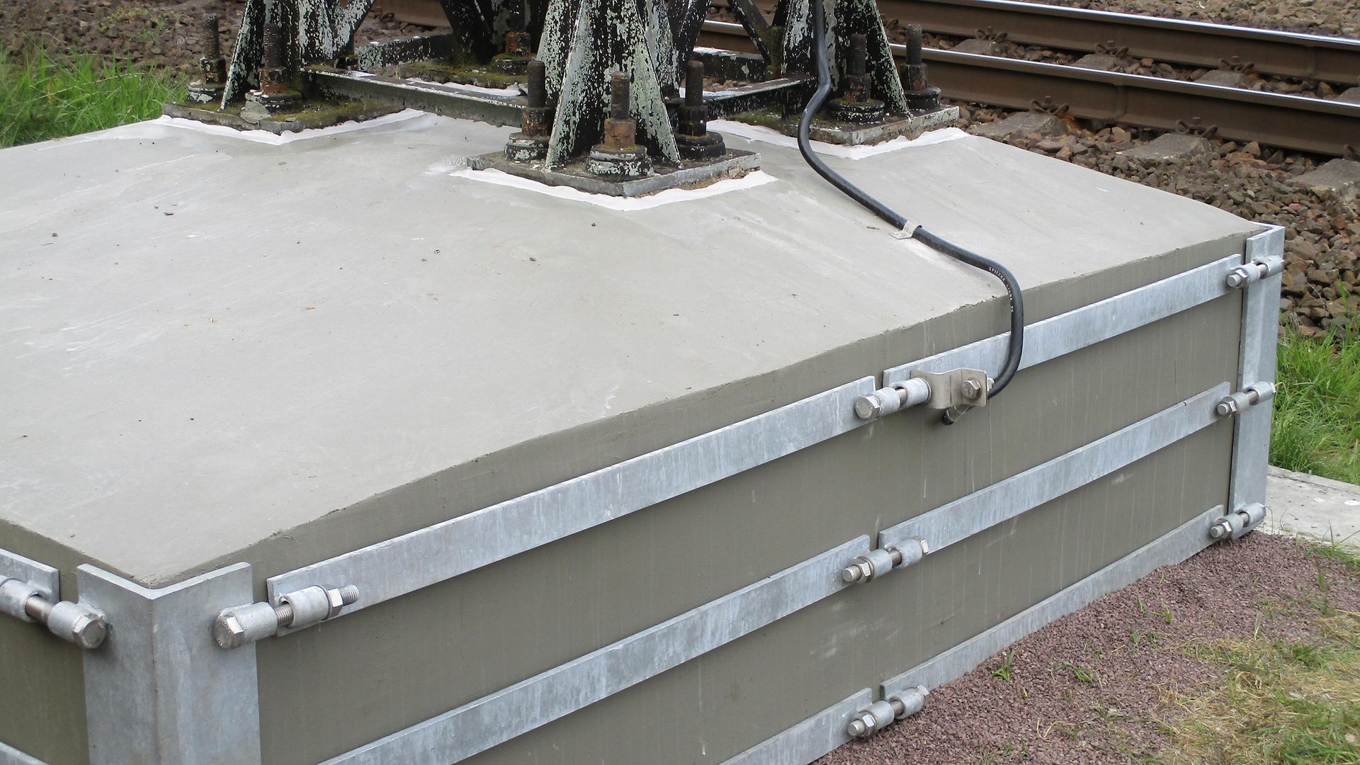 Mastfundament fertig saniert mit Beton