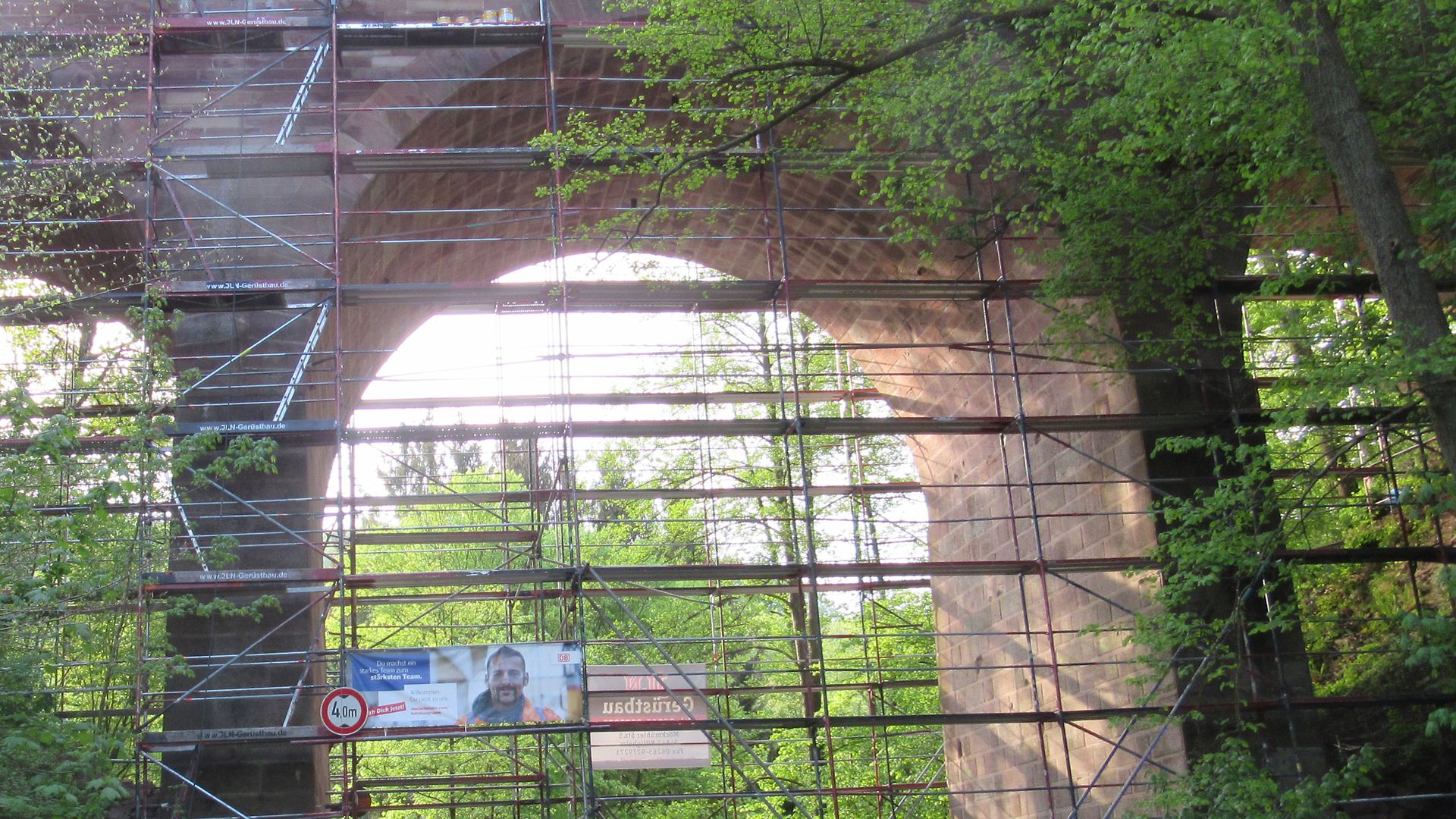 Talbrücke im Wald mit Gerüst