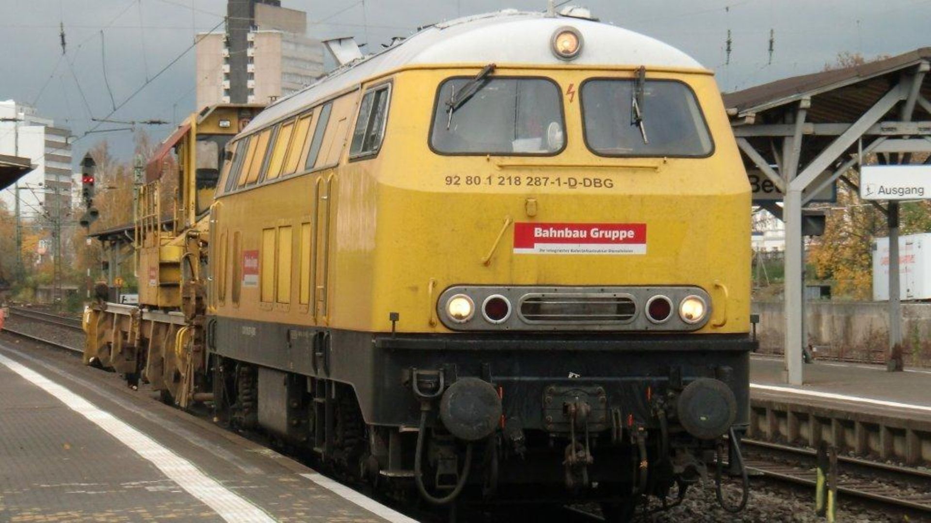 BR 218 - gelbe Zugmaschine auf einem Gleis am Bahnhof