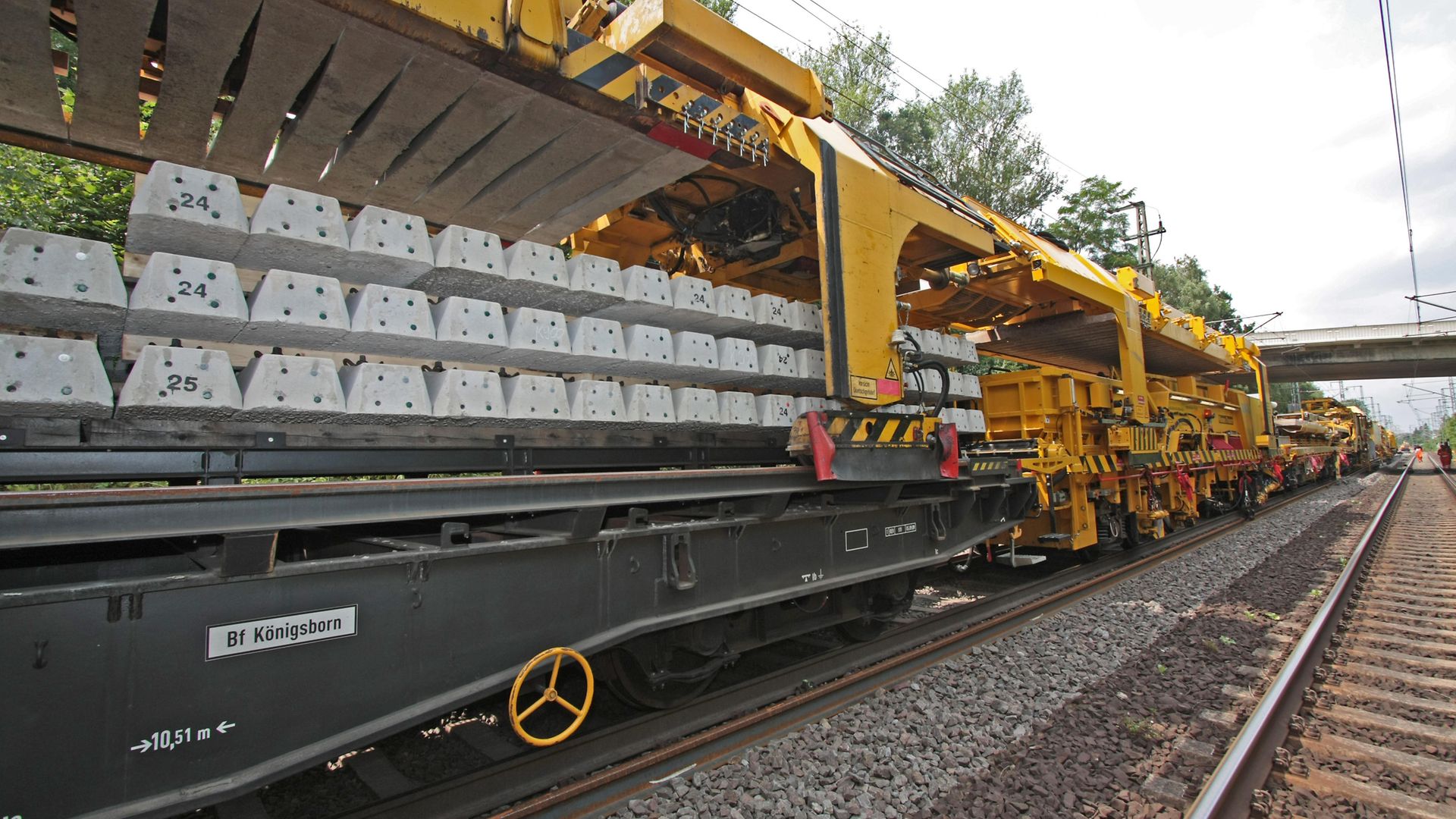 Schwellen auf einem Schwellentransportwagen