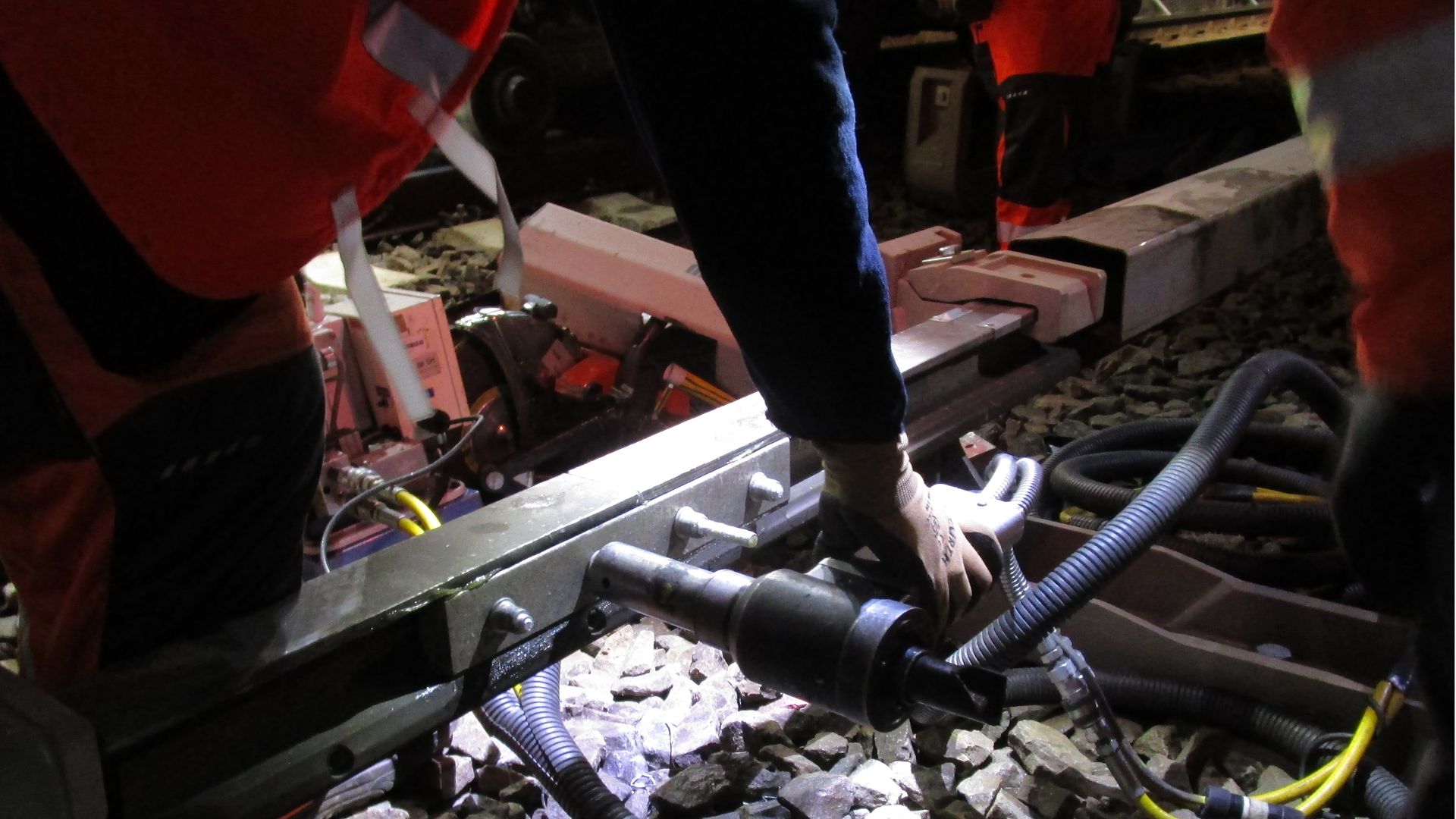 Montage der Stromschiene bei Nacht.