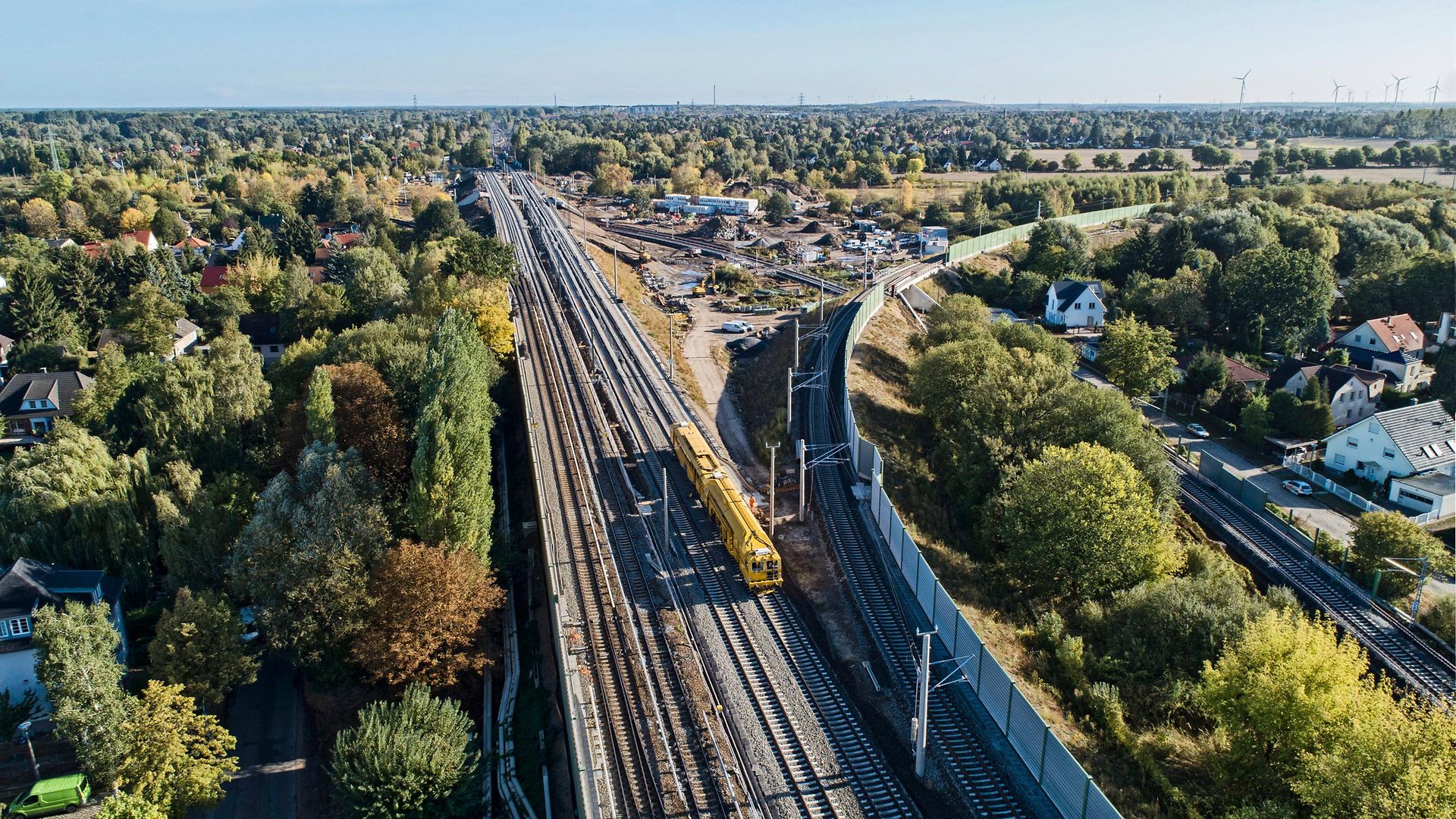 Vogelperspektive - Arbeiten an Gleisen mit Bäumen drumherum