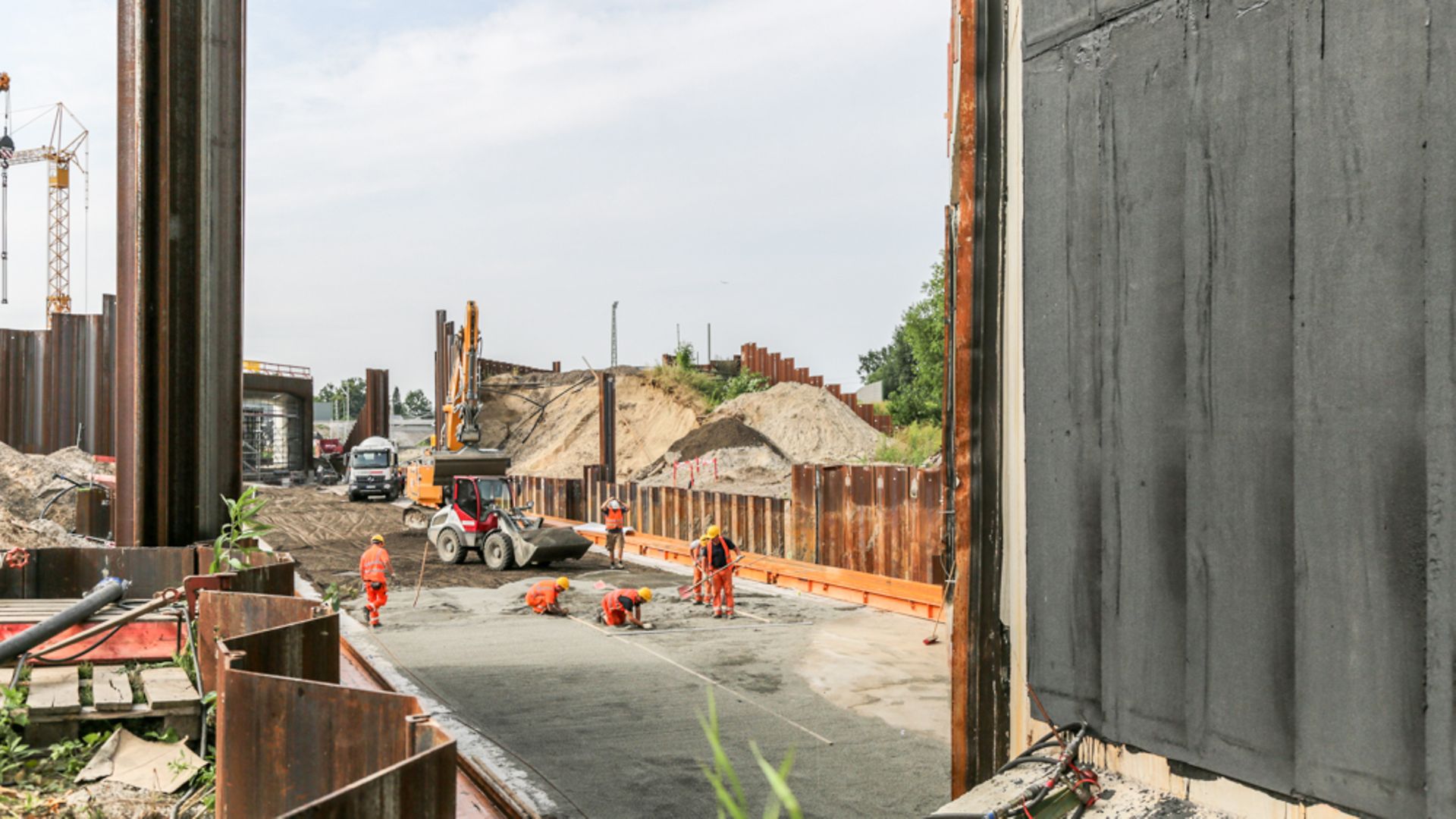 Brückenverschub mit vier Mitarbeitern auf Großbaustelle
