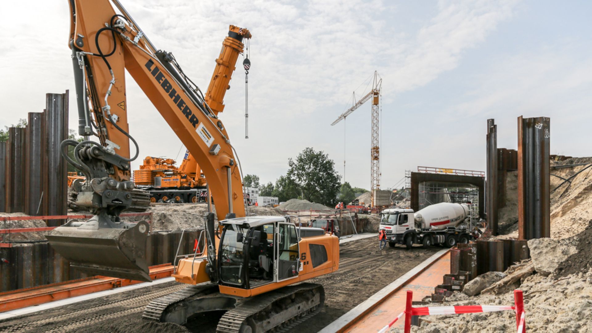 Bagger ebnen den Weg für den Brückenverschub auf Großbaustelle