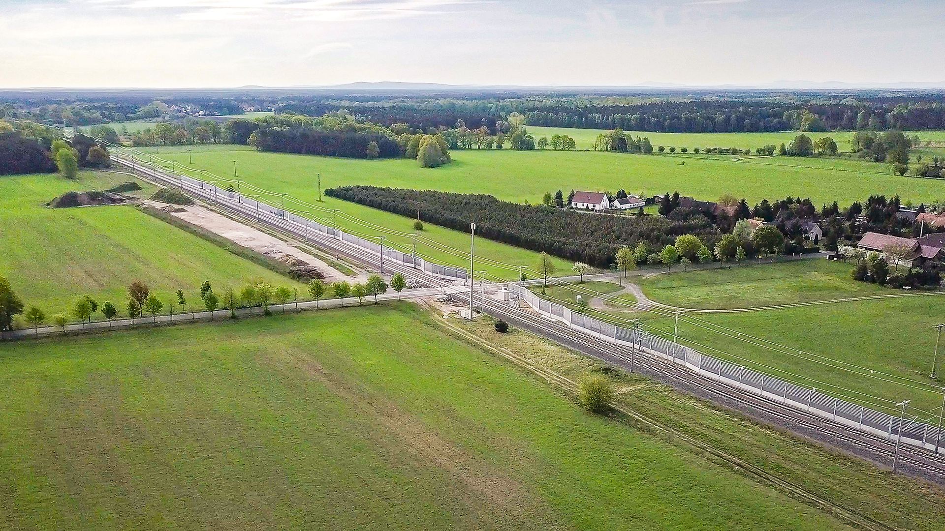 Luftaufnahme der funktionsfähigen Strecke umgeben von grün bewachsenem Feld