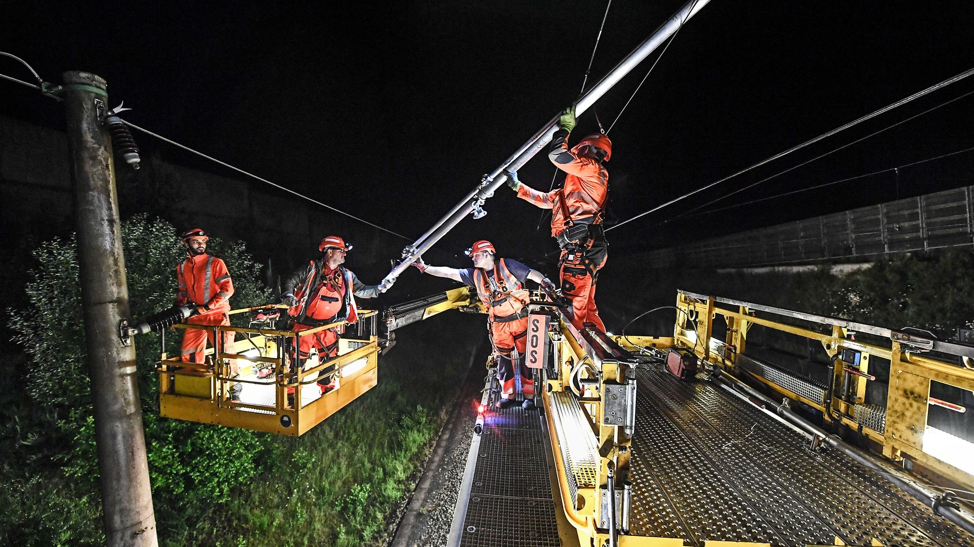 Oberleitungsarbeiten mit OLA-Maschine bei Nacht
