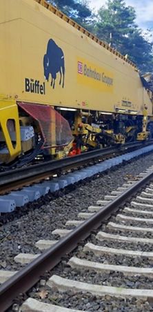 Gleiserneuerung mit großer gelber Maschine