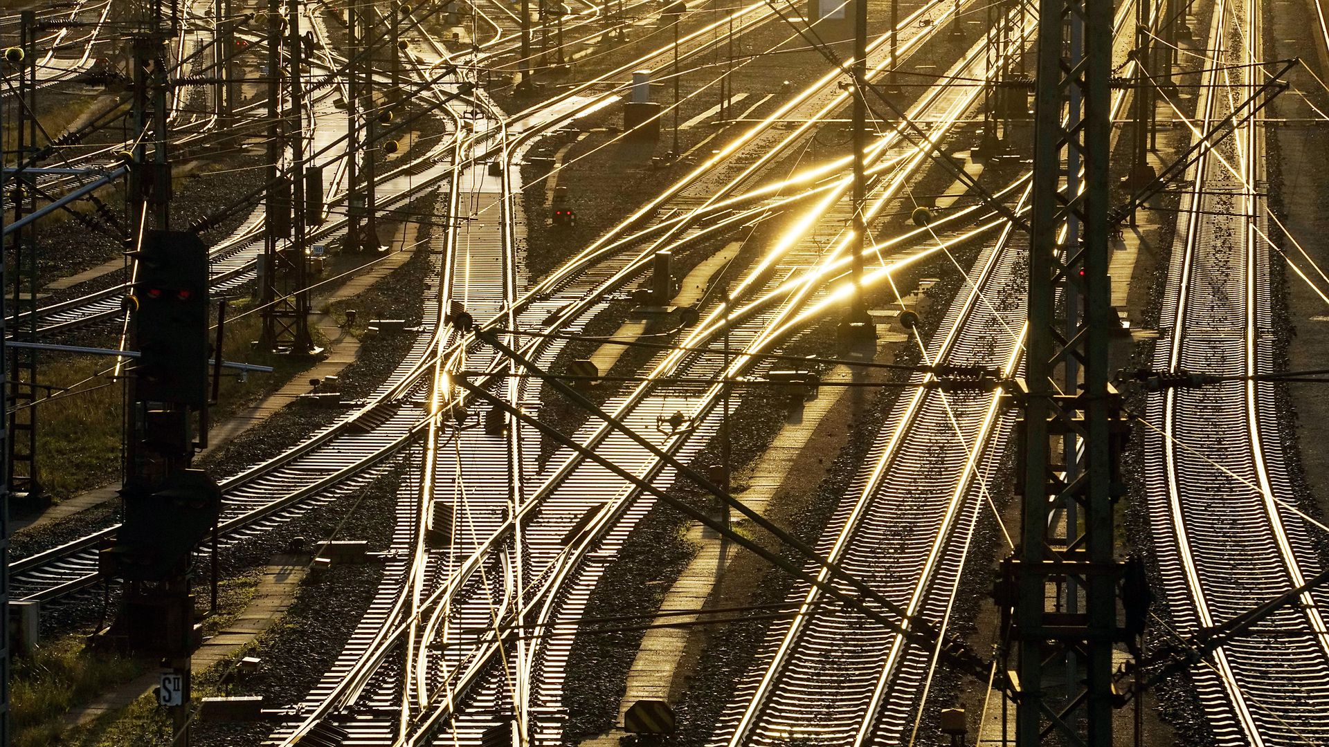 Schienen, Weichen und Oberleitungen