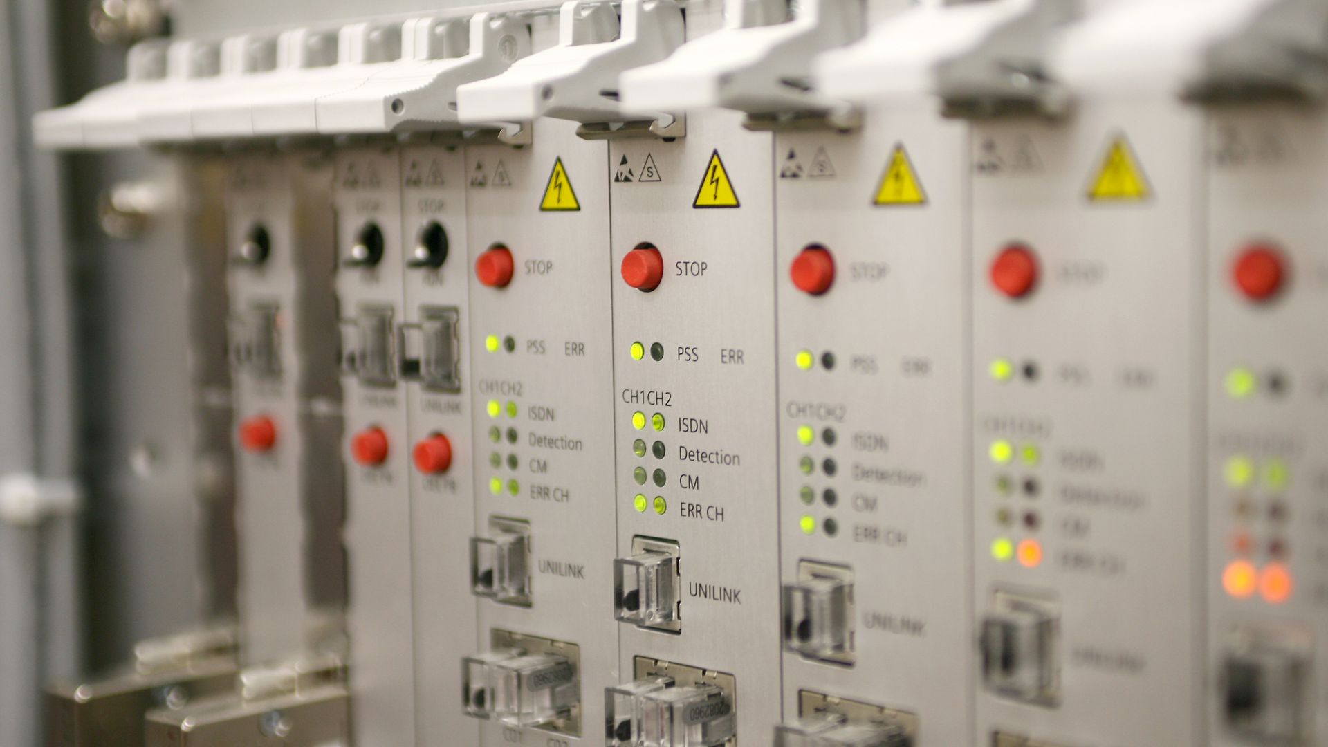 Ansicht auf modernes Stellwerk mit Schaltflächen im eingebauten Zustand.