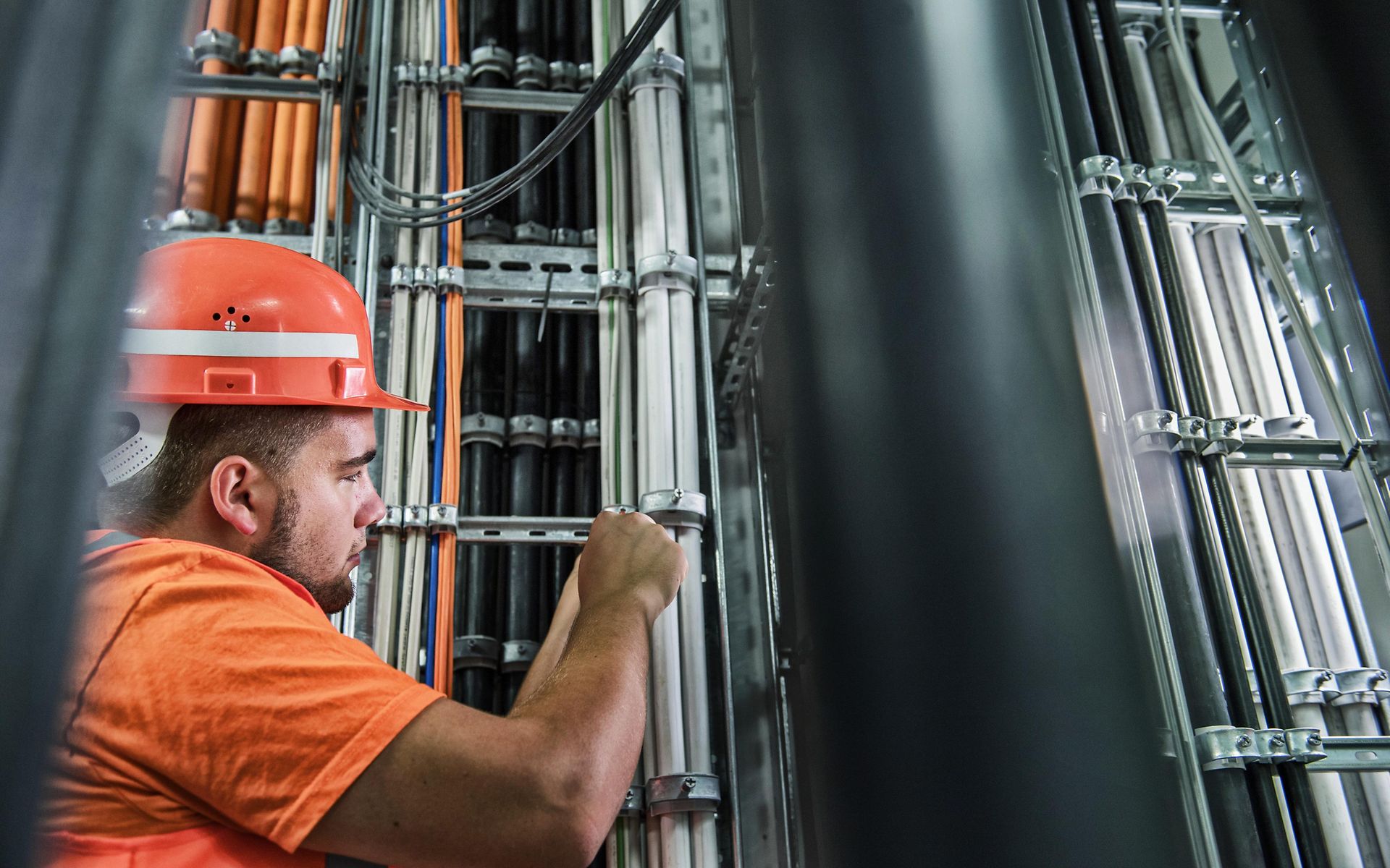 Mitarbeiter verlegt Kabel