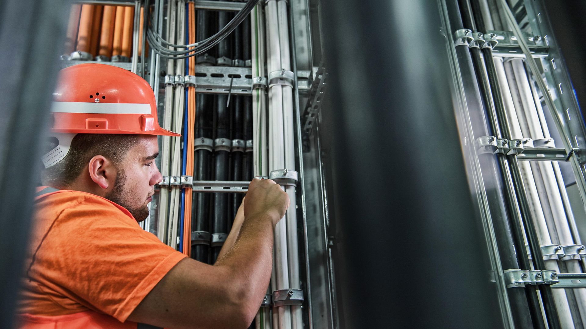 Mitarbeiter verlegt Kabel