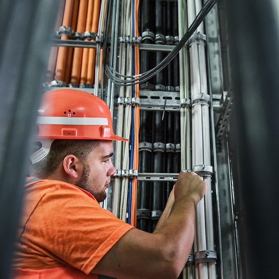 Mitarbeiter verlegt Kabel