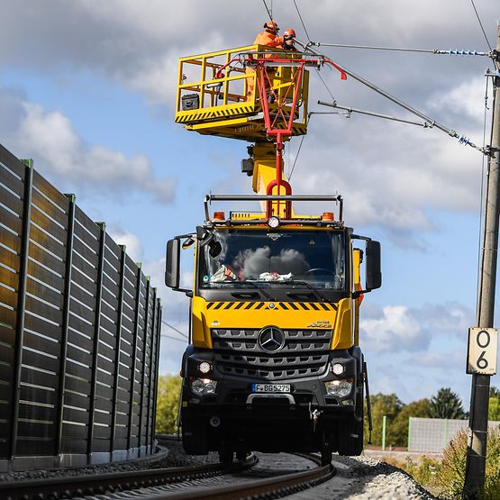 Oberleitungsarbeiten in gelber Maschine