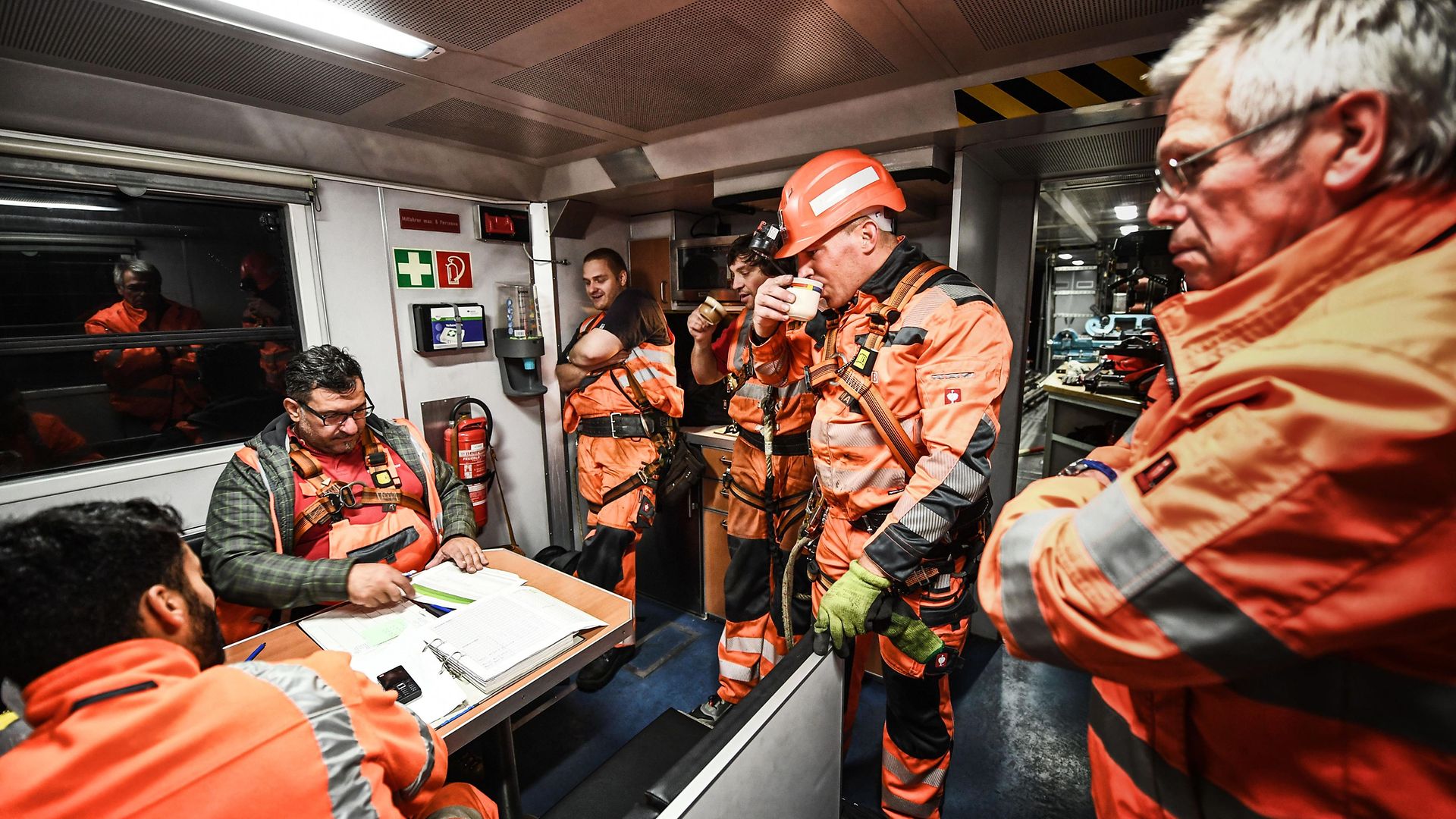 Mitarbeiter sitzen im Mannschaftswagen und halten Besprechung