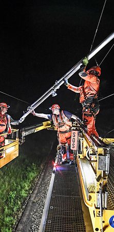 Oberleitungsarbeiten mit OLA-Maschine