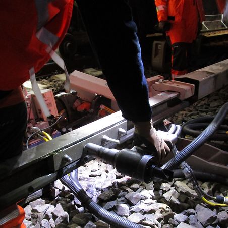 Montage der Stromschiene bei Nacht.