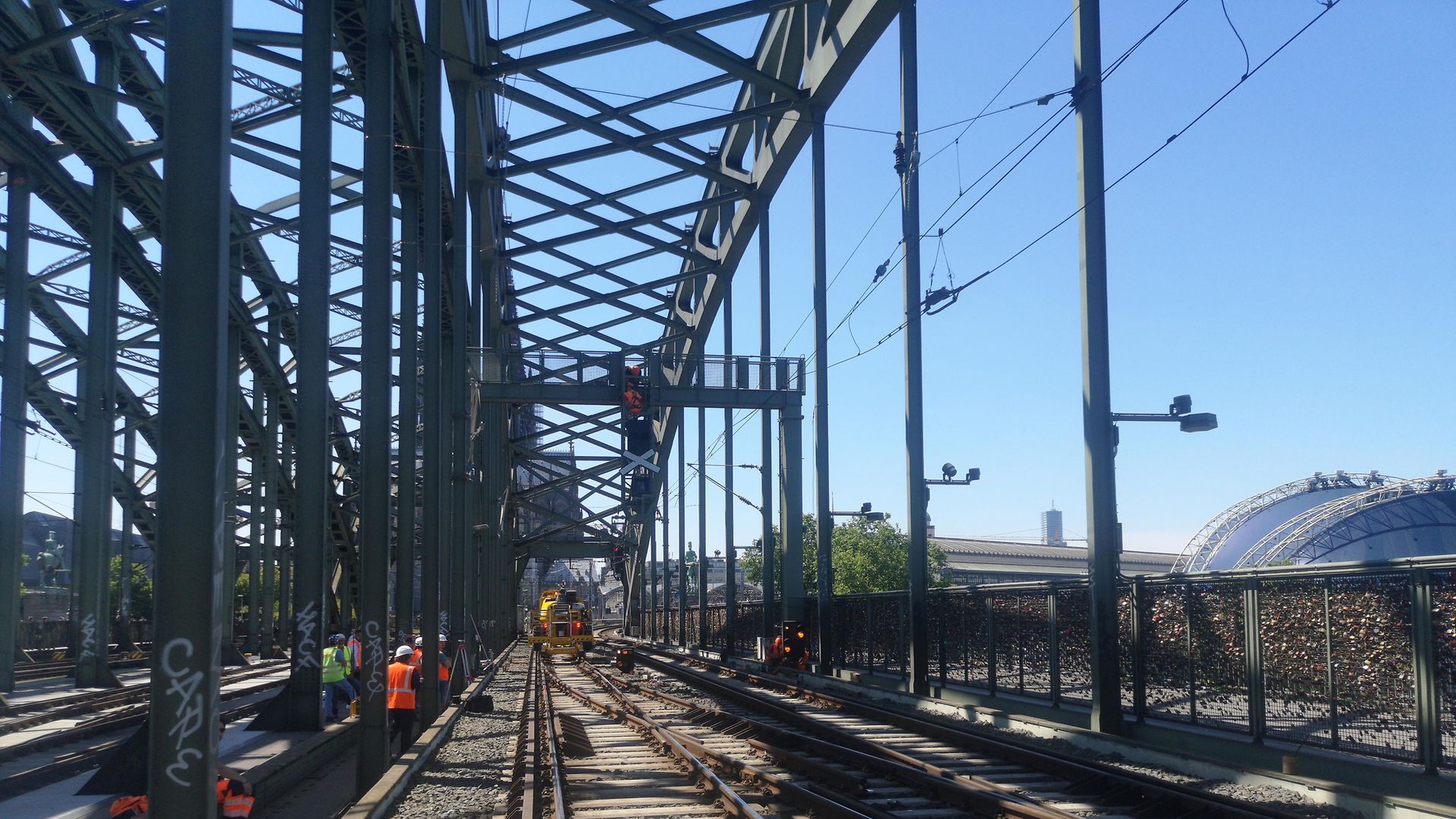 Signalbrücken werden in Köln auf einer Stahlbrücke von Mitarbeitern montiert.