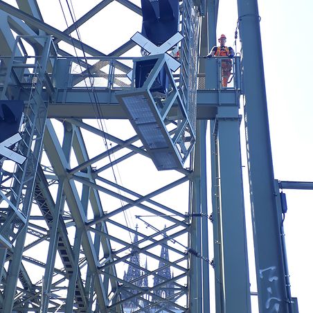 Montage von Signalbrücken. Kölner Dom im Hintergrund