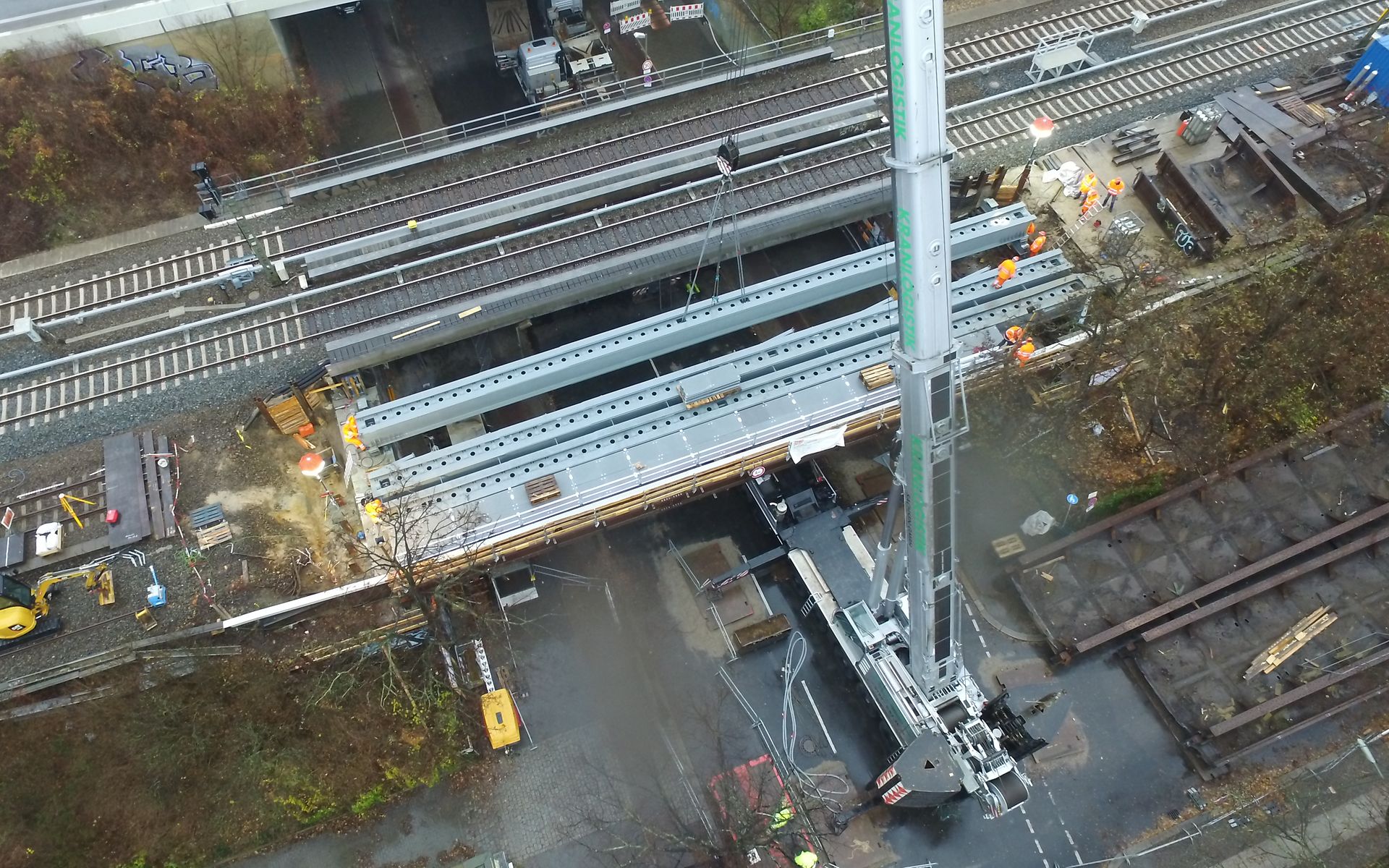 Stahl-Hilfsbrücke wird eingesetzt durch Kran in Berlin