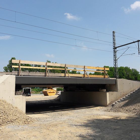 Stahl-Betonbrücke über Gleis