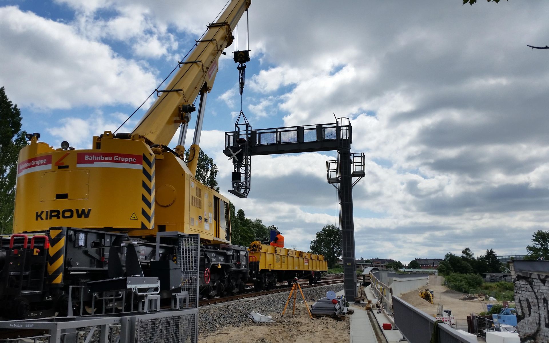 Signalausleger wird von gelben Kran angebracht