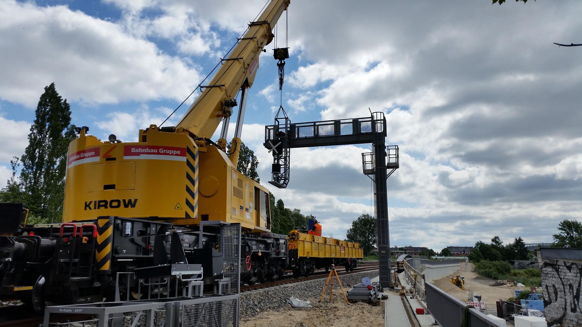 Signalausleger wird von gelben Kran angebracht