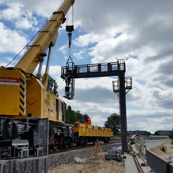 Signalausleger wird von gelben Kran angebracht