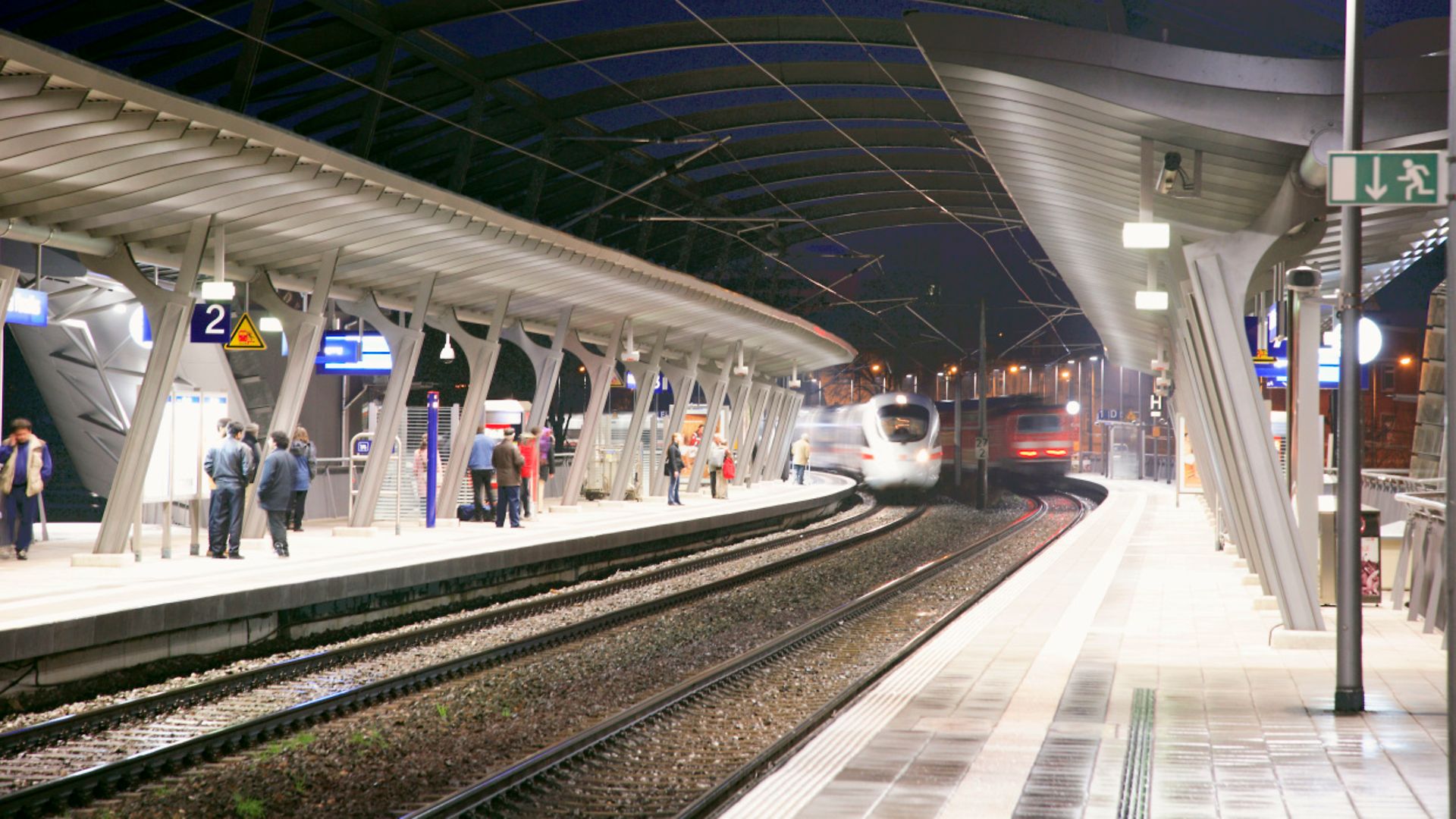 moderner Bahnsteig mit einfahrenden ICE