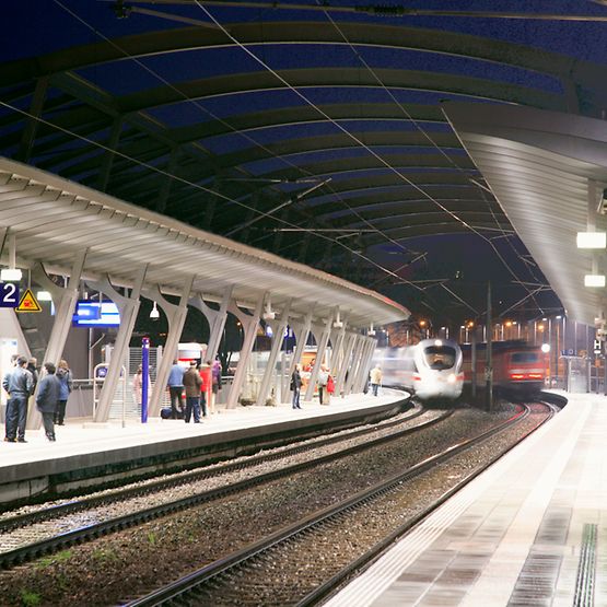 moderner Bahnsteig mit einfahrenden ICE