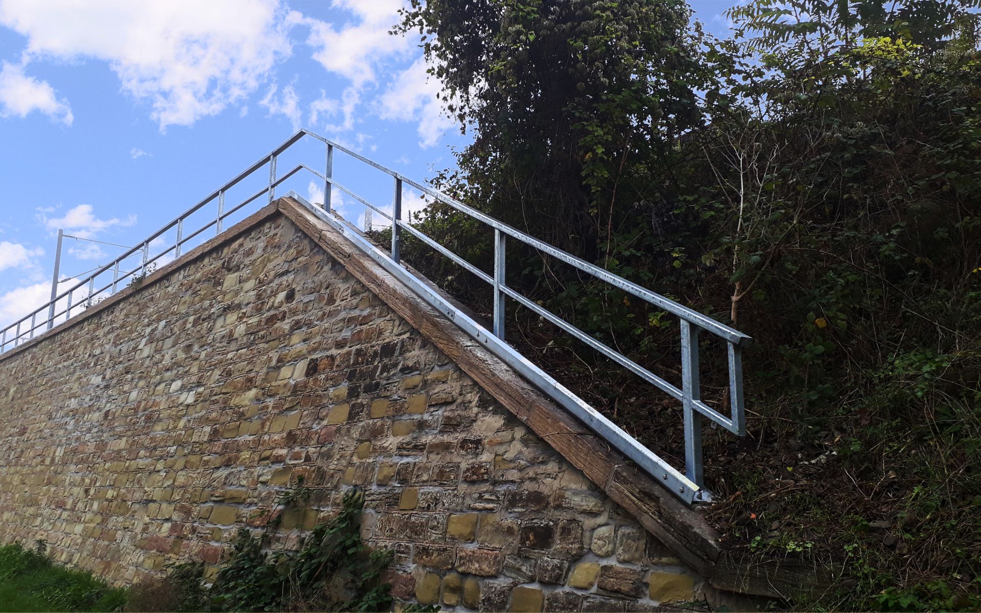 Stützwand aus Steinen mit blauem Himmel