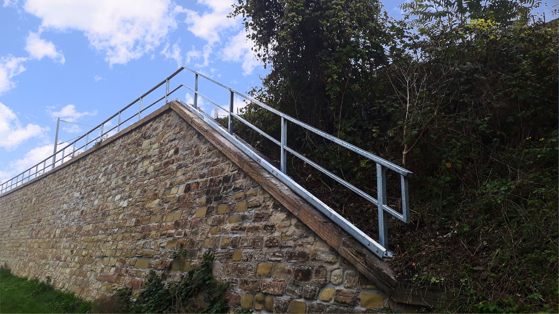 Stützwand aus Steinen mit blauem Himmel