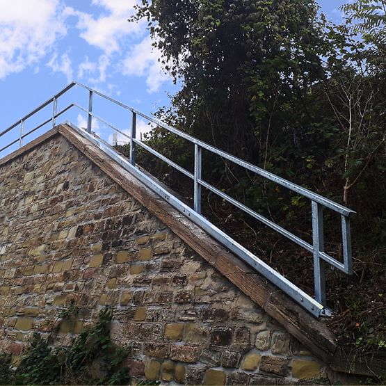 Stützwand aus Steinen mit blauem Himmel