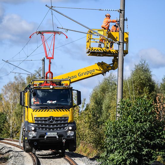 Zwei-Wege-Oberleitungsmontage Fahrzeug