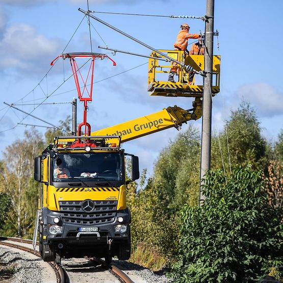 Zwei-Wege-Oberleitungsmontage Fahrzeug