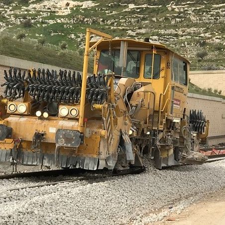 Schotterplaniermaschine auf Gleis in Israel