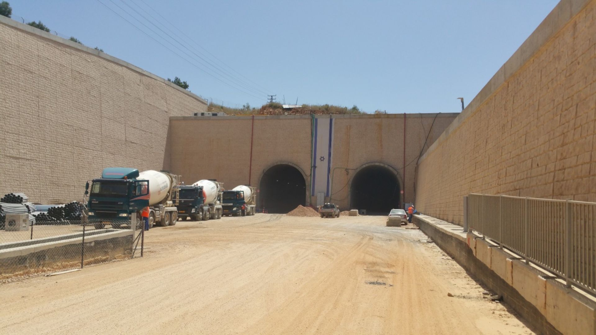zwei Röhren des Tunnels in Israel mit Fahne