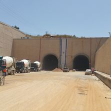 zwei Röhren des Tunnels in Israel mit Fahne