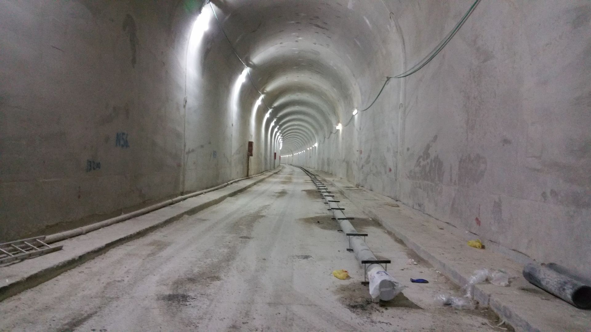 Röhre eines Tunnels ohne Gleisbett