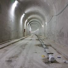 Röhre eines Tunnels ohne Gleisbett