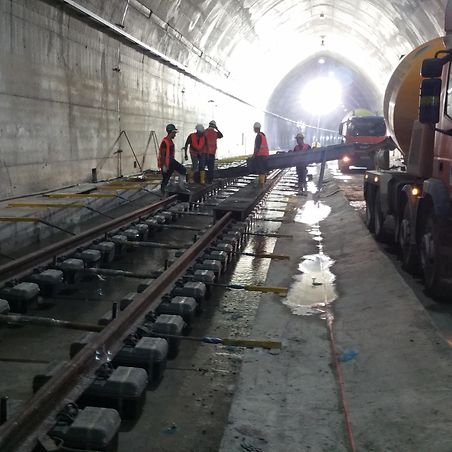 Mitarbeiter sind im Tunnel und verlegen eine Fahrbahn