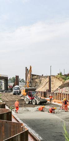 Brückenverschub mit vier Mitarbeitern auf Großbaustelle