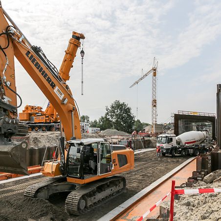 Bagger ebnen den Weg für den Brückenverschub auf Großbaustelle