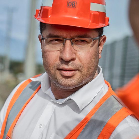 GU Mitarbeiter besprechen Baustelle