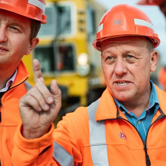 Mitarbeiter beraten auf Baustelle