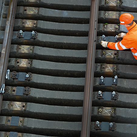 Blick aus der Vogelperspektive: Arbeiten an der Betonschwelle.