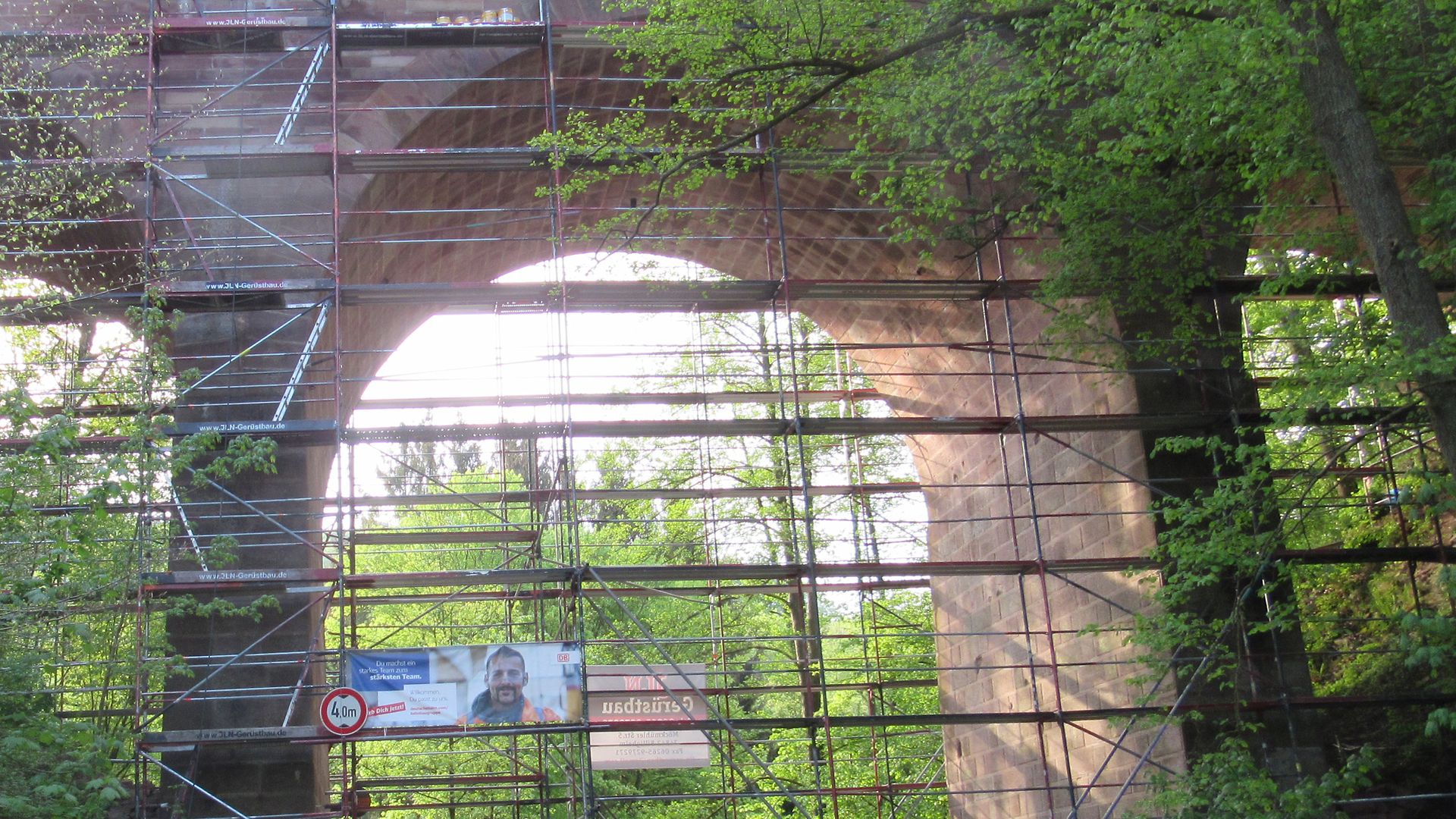 Talbrücke im Wald mit Gerüst