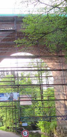 Talbrücke im Wald mit Gerüst